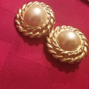 Vintage 1980’s gold tone Baroque pearl earrings